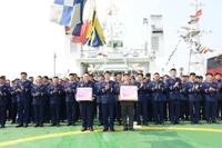 Tặng quà chúc Tết các tàu Cảnh sát biển.