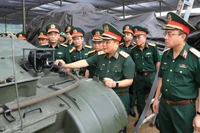 Trung tướng Trần Minh Đức kiểm tra tình trạng xe pháo.