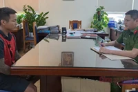 Đối tượng Ngô Quang Vỹ tại cơ quan công an. (Ảnh: Báo Công an)
