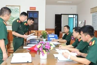 Đoàn công tác kiểm tra các mặt công tác hậu cần, kỹ thuật của bệnh viện.