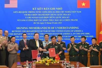 Thượng tướng Hoàng Xuân Chiến, Ủy viên Trung ương Đảng, Ủy viên Thường vụ Quân ủy Trung ương, Thứ trưởng Quốc phòng cùng Đại sứ Hoa Kỳ tại Việt Nam Marc Evans Knapper tại buổi ký kết.