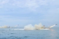 Biên đội tàu chiến Vùng 3 thực hành bắn tên lửa tiêu diệt mục tiêu.