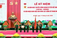 Đại tướng Phan Văn Giang, Ủy viên Bộ Chính trị, Phó Bí thư Quân ủy Trung ương, Bộ trưởng Quốc phòng, trao tặng danh hiệu Anh hùng Lực lượng vũ trang nhân dân cho Ban Cơ yếu Chính phủ.