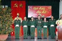 Trung tướng Đỗ Văn Thiện trao quà Tết của Đảng ủy, chỉ huy Tổng cục Hậu cần-Kỹ thuật tặng quân nhân của Kho K182, Cục Xăng dầu có hoàn cảnh đặc biệt khó khăn.