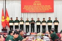 Trao Bằng khen tặng tập thể, cá nhân có thành tích xuất sắc.