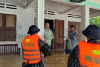 Cán bộ, chiến sĩ Vùng 3 Hải quân di chuyển vào những khu vực ngập sâu.