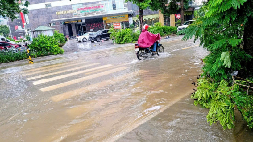 Nhiều tuyến đường bị ngập cục bộ do ảnh hưởng của bão số 11. (Ảnh: VĂN THỊNH)