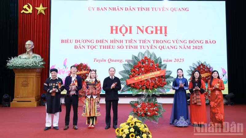 Lãnh đạo tỉnh Tuyên Quang tặng hoa chúc mừng hội nghị.
