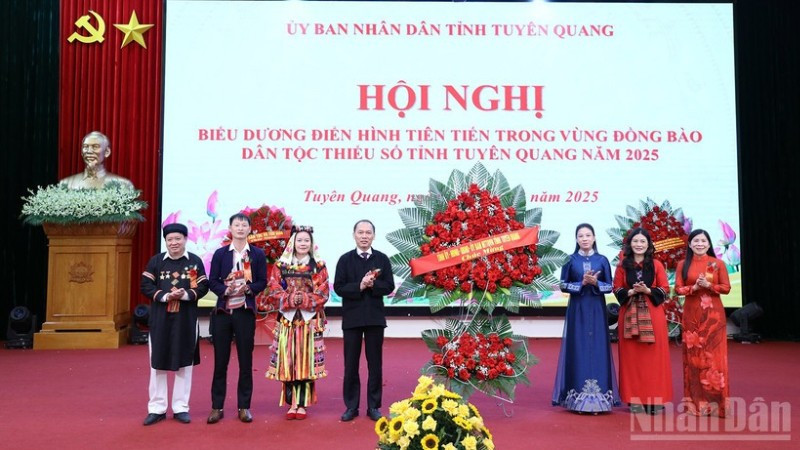 Lãnh đạo tỉnh Tuyên Quang tặng hoa chúc mừng hội nghị.
