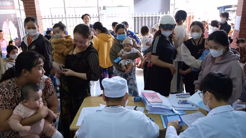 Người dân tiêm chủng tại một cơ sở y tế ở phường Cái Răng, thành phố Cần Thơ.