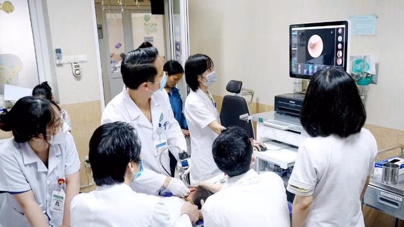 Đánh giá tình trạng bệnh cho bệnh nhi tại Bệnh viện Tai mũi họng. (Ảnh ANH PHƯƠNG)