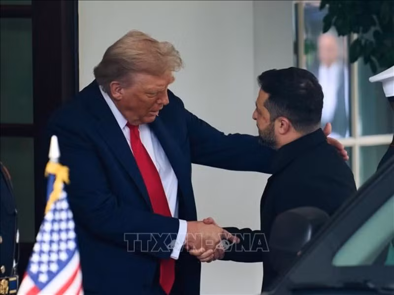 Tổng thống Mỹ Donald Trump (trái) đón Tổng thống Ukraine Volodymyr Zelensky tại Washington D.C., ngày 18/8/2025. (Ảnh: THX/TTXVN)