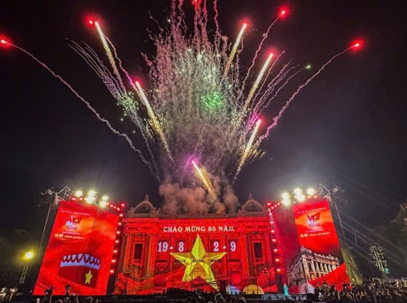 Pháo hoa rực rỡ tại Quảng trường Cách mạng Tháng Tám kỷ niệm 80 năm Cách mạng Tháng Tám thành công và Quốc khánh. (Ảnh: Viết Thành)