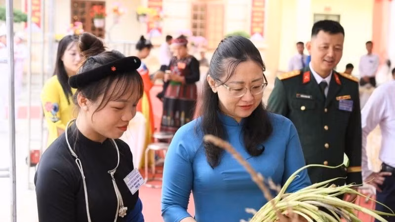 Đồng chí Giàng Thị Dung, Phó Bí thư Tỉnh ủy, Chủ tịch Ủy ban Mặt trận Tổ quốc Việt Nam tỉnh Lào Cai tham quan sản phẩm nông nghiệp của xã Mậu A. (Ảnh: THANH SƠN) 