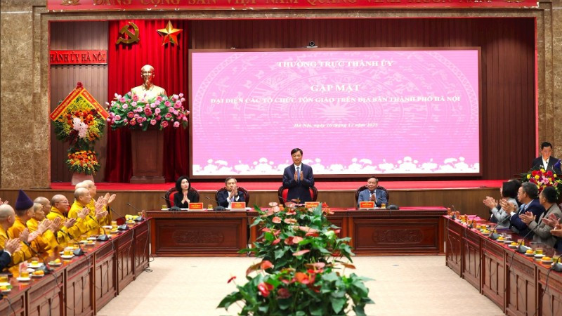 Bí thư Thành ủy Hà Nội Nguyễn Duy Ngọc và các đồng chí Thường trực Thành ủy chủ trì buổi gặp mặt. (Ảnh: Viết Thành/Báo Hà Nội mới)