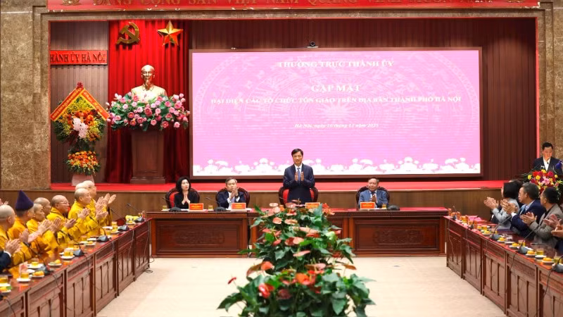 Bí thư Thành ủy Hà Nội Nguyễn Duy Ngọc và các đồng chí Thường trực Thành ủy chủ trì buổi gặp mặt. (Ảnh: Viết Thành/Báo Hà Nội mới)