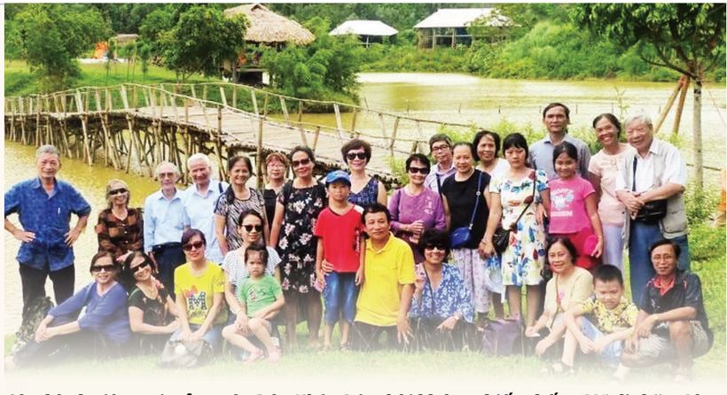 Các thành viên trại trẻ sơ tán Báo Nhân Dân thời kháng chiến chống Mỹ đi thăm Làng Văn hóa các dân tộc Việt Nam, 21/8/2016 (ghé thăm và chụp ảnh tại bản Xôi, xã Yên Bài, Ba Vì, Hà Nội).