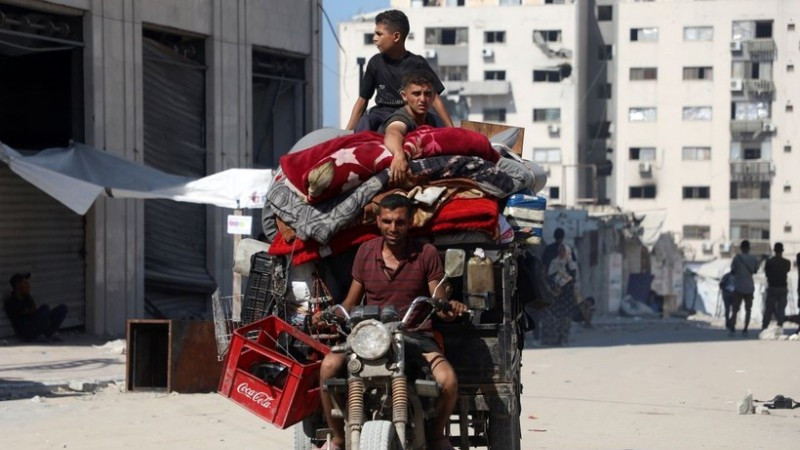 Người dân Palestine sơ tán tránh xung đột tại Gaza. (Ảnh: THX/TTXVN)