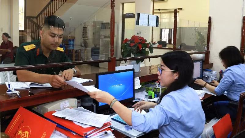 Người dân thực hiện giao dịch tại Kho bạc Nhà nước.