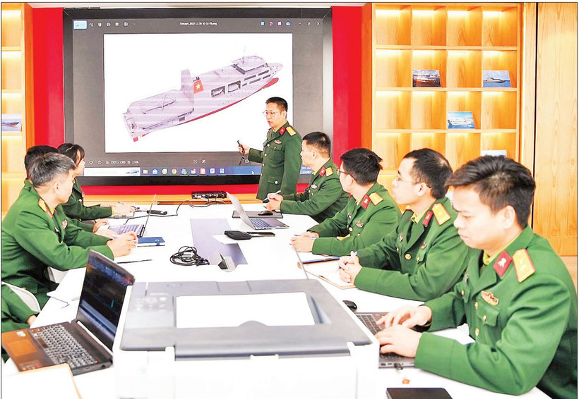 Cán bộ Viện Thiết kế tàu quân sự thảo luận các phương án thiết kế tàu quân sự. (Ảnh THẾ ĐẠI)