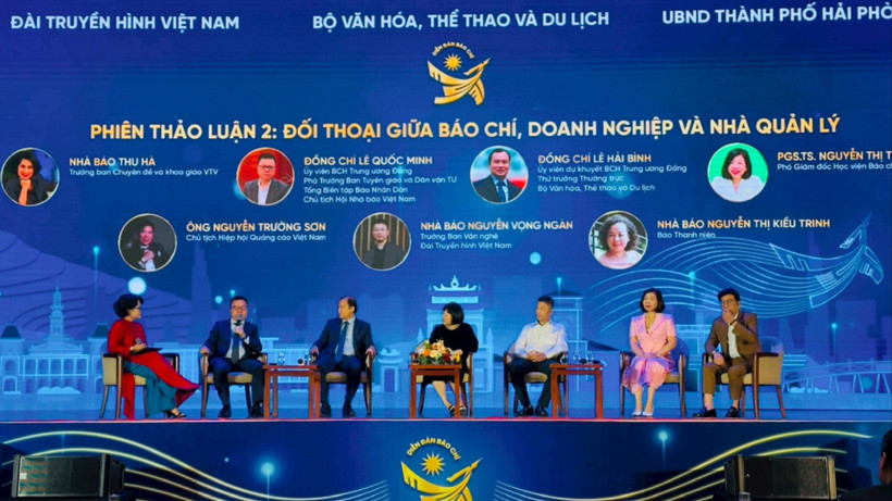 Các diễn giả trao đổi tại Diễn đàn vai trò của báo chí trong việc thúc đẩy phát triển các ngành công nghiệp văn hóa.