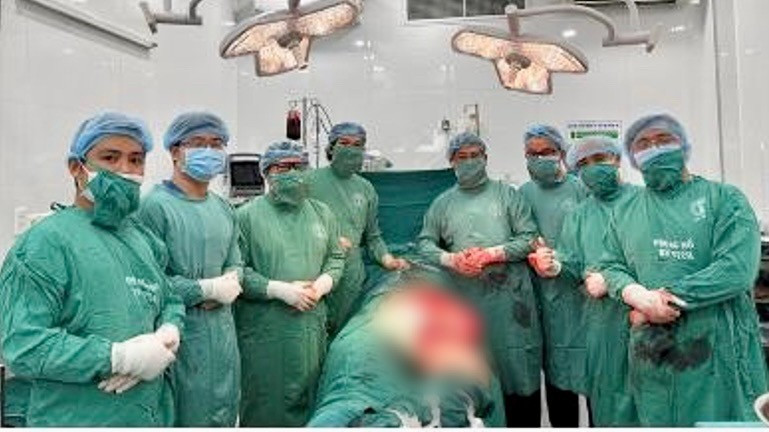 Ê-kíp liên chuyên khoa phối hợp thực hiện ca phẫu thuật.