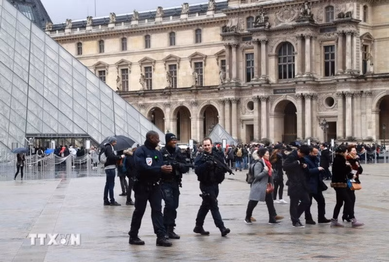Bên ngoài Bảo tàng Louvre. (Nguồn: TTXVN)