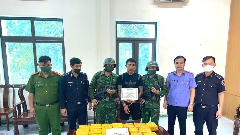 Đối tượng và tang vật vụ án.