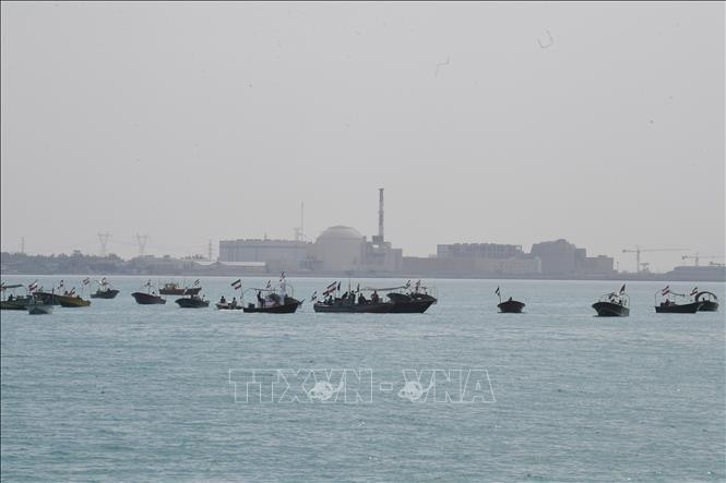 Tàu của Lực lượng Vệ binh Cách mạng Hồi giáo Iran (IRGC) tại một lễ kỷ niệm ở Vịnh Persian. (Ảnh: THX/TTXVN)