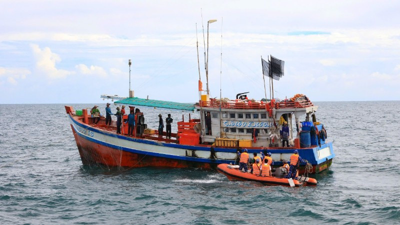 Cảnh sát biển Việt Nam tiếp cận kiểm tra tàu cá trên vùng biển giáp ranh Việt Nam-Thái Lan.