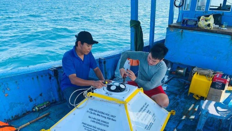 Lắp đặt thiết bị quan trắc sóng và dòng chảy (Signature 500) tại Vịnh Nha Trang, tỉnh Khánh Hòa. (Ảnh HIẾU THỊNH)