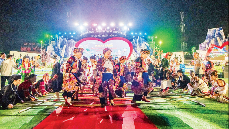 Không khí giàu bản sắc tại lễ hội chợ Phong lưu Khâu Vai năm 2025. (Ảnh TRẦN CAO BẢO LONG).