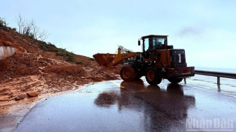 Tuyến đường ven biển đoạn đi qua xã Kỳ Xuân, Hải Ninh bị sạt lở, gây chia cắt.