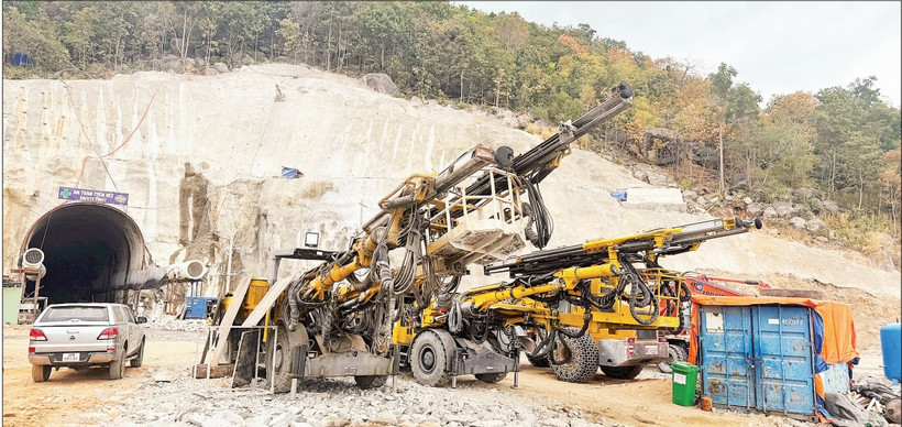 Các nhà thầu huy động nhân lực, thiết bị chuyên dụng tổ chức đồng thời 5 mũi thi công hầm tại Nhà máy Thủy điện tích năng Bác Ái.