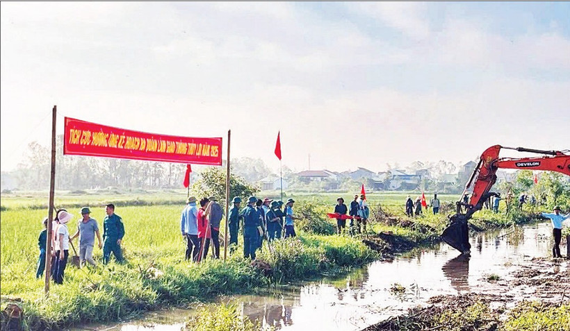 Người dân tỉnh Nghệ An nạo vét kênh mương nội đồng, bảo đảm tưới, tiêu cho sản xuất. (Ảnh ĐÌNH PHƯỢNG)