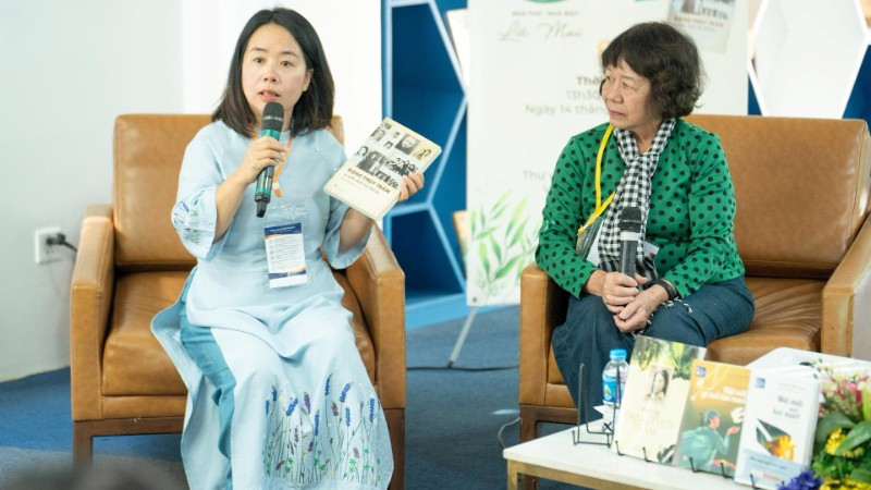 Đại diện gia đình liệt sĩ Đặng Thùy Trâm (bên phải) giao lưu về tác phẩm văn học.