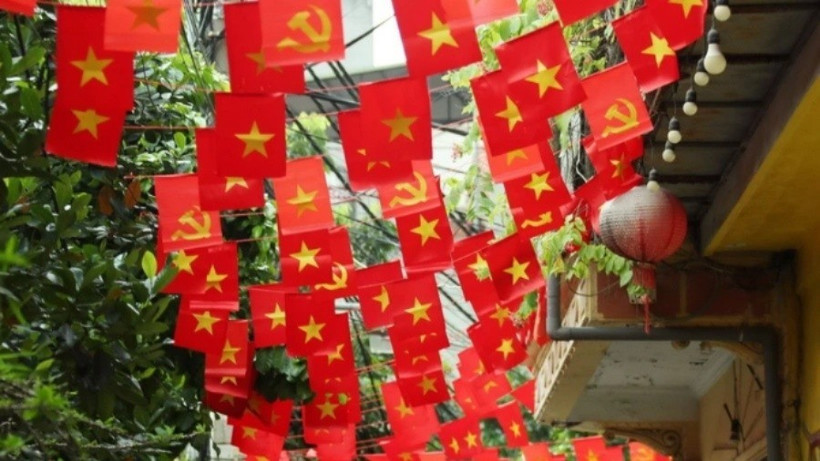 Những con ngõ nhỏ của Thủ đô Hà Nội rực rỡ sắc đỏ màu cờ Tổ quốc dịp Quốc khánh 2/9. (Ảnh: Quốc Khánh/TTXVN)