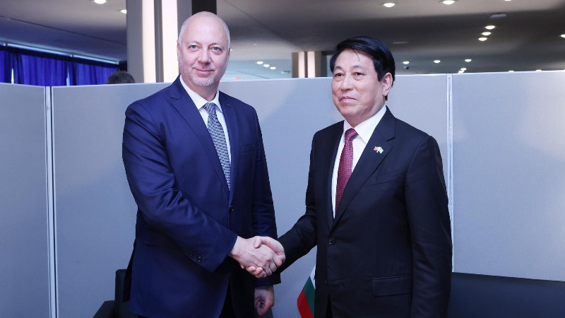 Chủ tịch nước Lương Cường gặp Thủ tướng Bulgaria Rosen Zhelyazkov. (Ảnh: Lâm Khánh/TTXVN) 