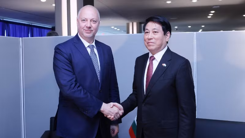 Chủ tịch nước Lương Cường gặp Thủ tướng Bulgaria Rosen Zhelyazkov. (Ảnh: Lâm Khánh/TTXVN) 