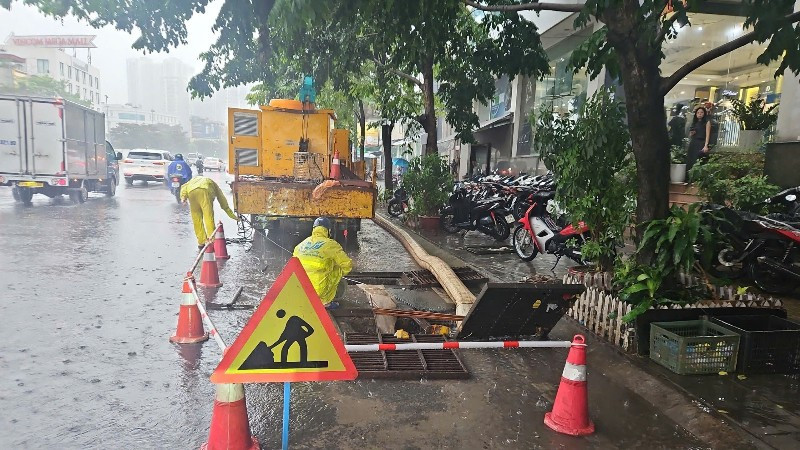 Các đơn vị sẵn sàng ứng trực để xử lý úng ngập do ảnh hưởng của siêu bão Ragasa. (Ảnh: LÊ ĐỨC)