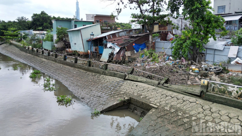 Tình trạng sạt lở, sụt lún đang diễn ra ở nhiều địa điểm trên địa bàn Thành phố Hồ Chí Minh.