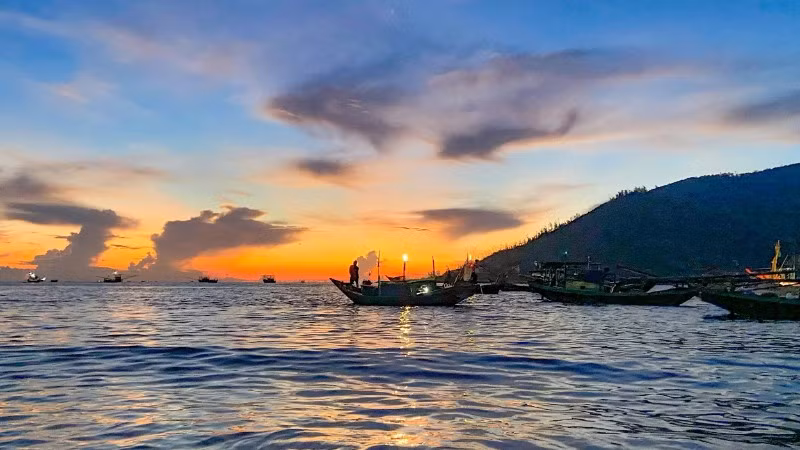 Bình minh ở cảng cá Cẩm Nhượng (xã Thiên Cầm, tỉnh Hà Tĩnh).