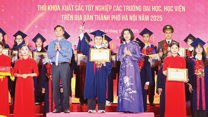 Chị Mai Hoa tại Lễ tuyên dương Thủ khoa xuất sắc tốt nghiệp các trường đại học, học viện trên địa bàn thành phố Hà Nội năm 2025. (Ảnh do nhân vật cung cấp)