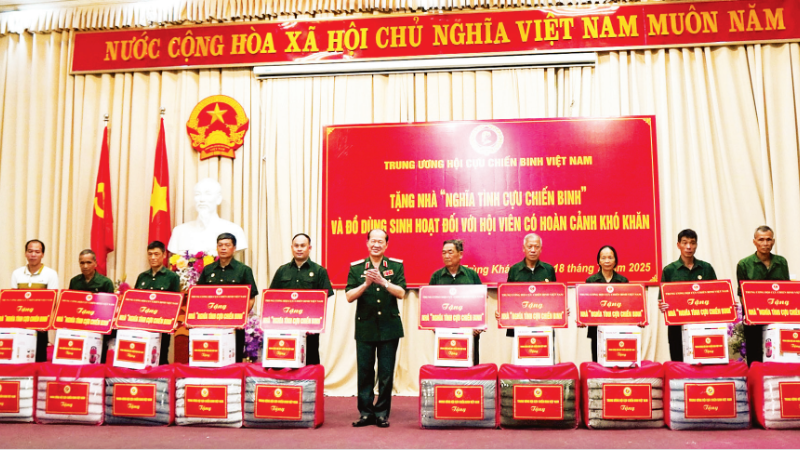 Trung ương Hội Cựu chiến binh Việt Nam tặng nhà "Nghĩa tình cựu chiến binh" và tặng quà các cựu chiến binh tỉnh Cao Bằng.