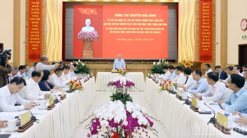 Ủy viên Bộ Chính trị, Phó Thủ tướng Thường trực Chính phủ Nguyễn Hòa Bình làm việc với Ban Thường vụ Tỉnh ủy Lâm Đồng, Bình Thuận và Đắk Nông ngày 21/5.