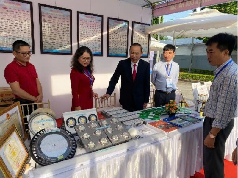 Thứ trưởng Phùng Đức Tiến thăm gian trưng bày công nghệ nuôi trồng và giống thủy sản của Viện Nghiên cứu Hải sản. (Ảnh: Bảo Thắng)