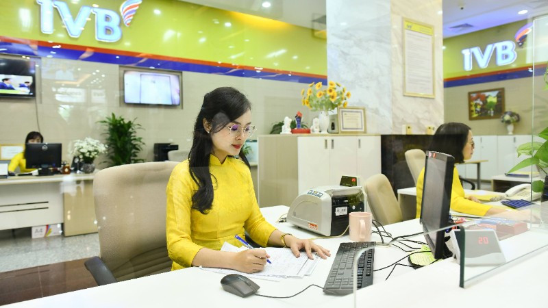 Quầy giao dịch khách hàng tại chi nhánh Ngân hàng IVBBank. (Ảnh: THẾ ĐẠI)