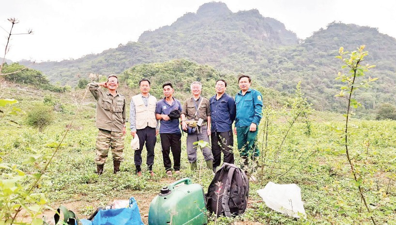 Nhóm tác giả khảo sát thực địa về các loài sinh vật hoang dã có nguy cơ bị đe dọa tuyệt chủng. (Ảnh QUANG TRƯỜNG)