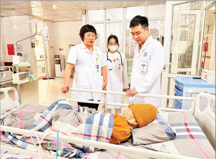 Chăm sóc, điều trị bệnh nhân kháng thuốc tại Bệnh viện đa khoa Đông Anh.