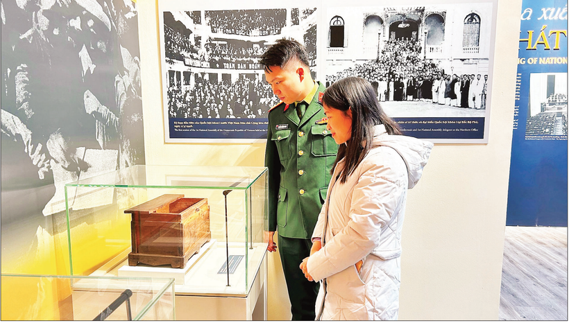 Du khách chiêm ngưỡng hòm phiếu đặc biệt.